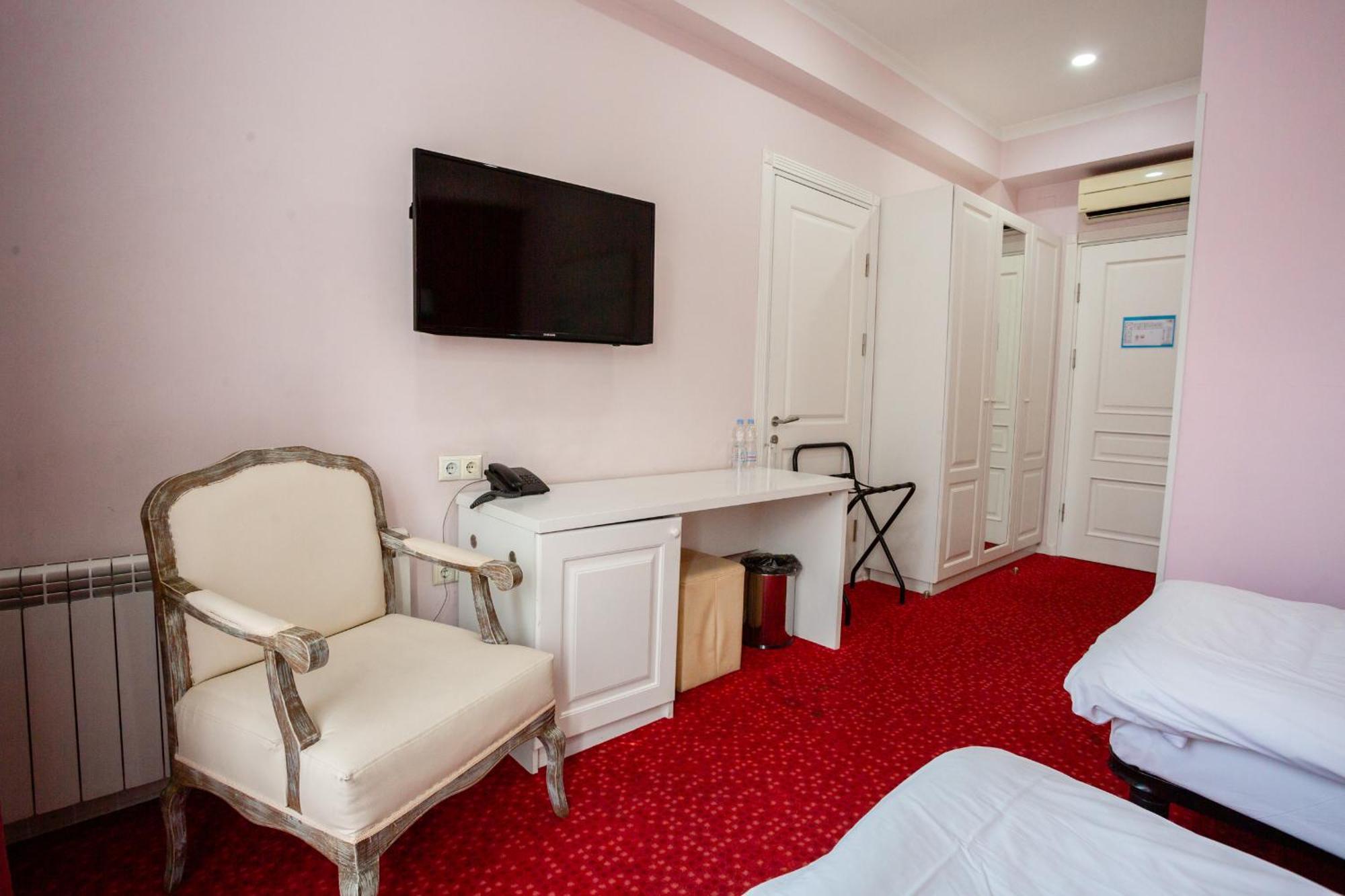 Hotel Piazza Four Colours Batumi Exterior foto