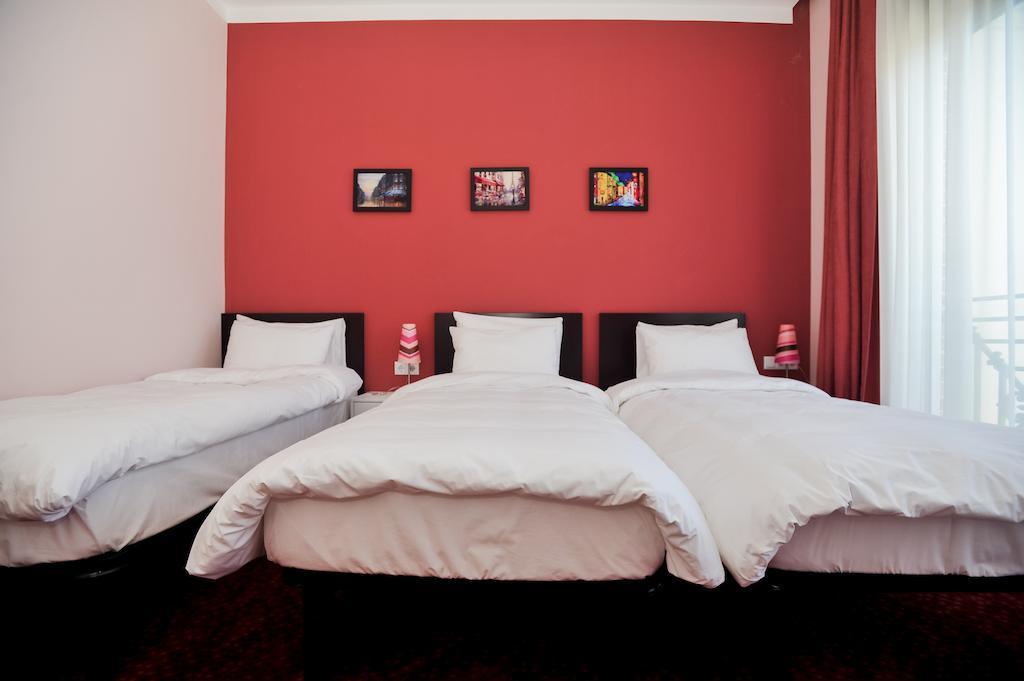 Hotel Piazza Four Colours Batumi Zimmer foto