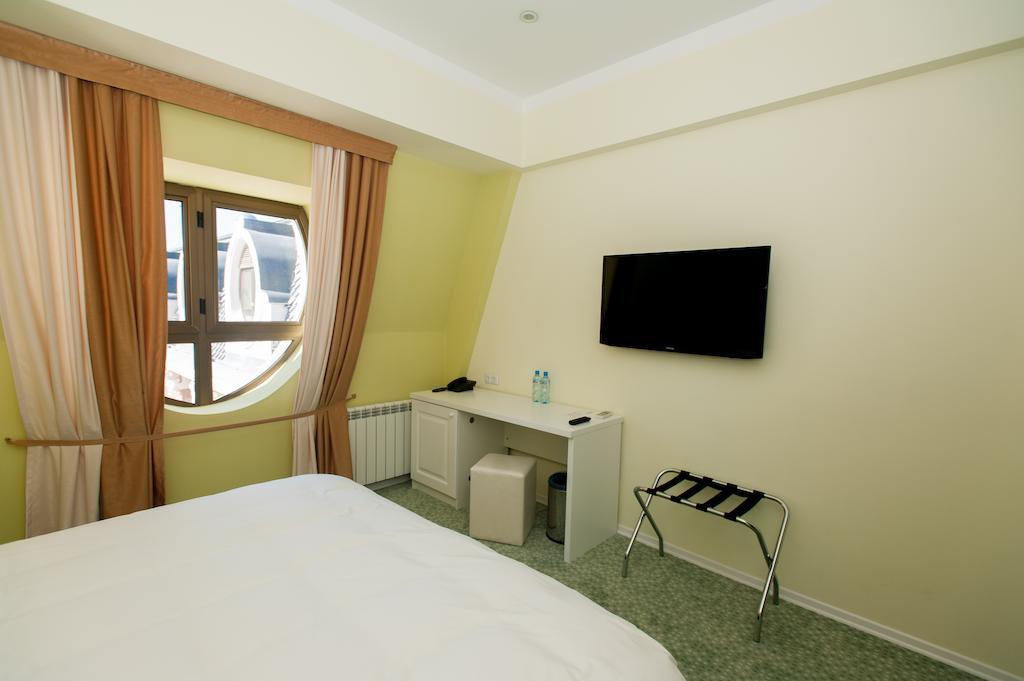 Hotel Piazza Four Colours Batumi Zimmer foto
