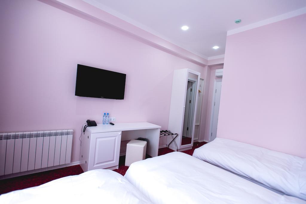 Hotel Piazza Four Colours Batumi Zimmer foto