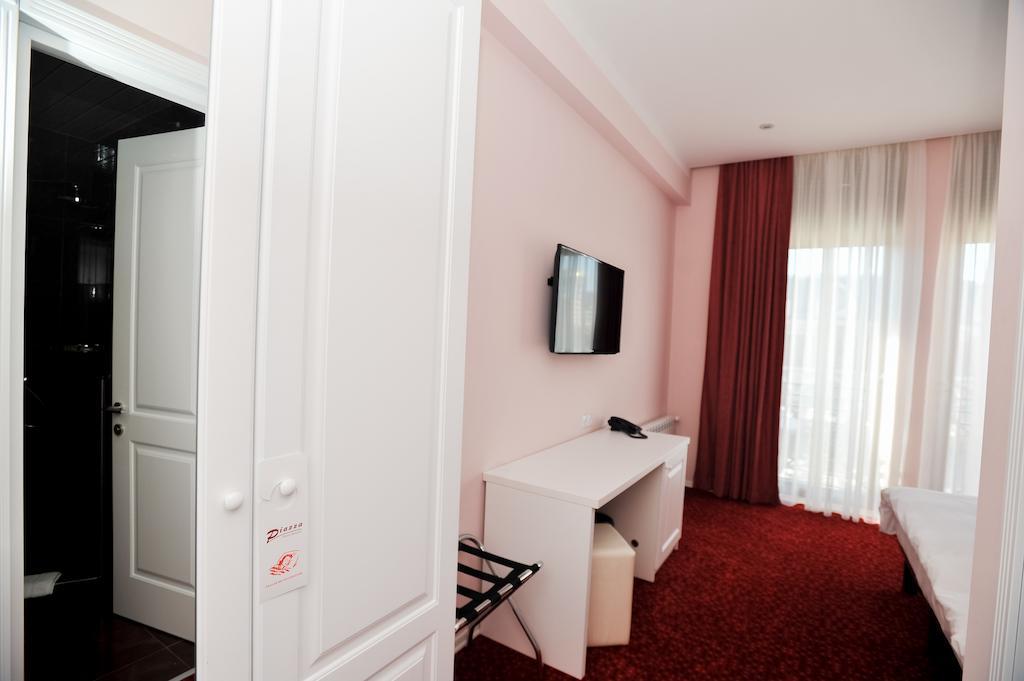 Hotel Piazza Four Colours Batumi Zimmer foto