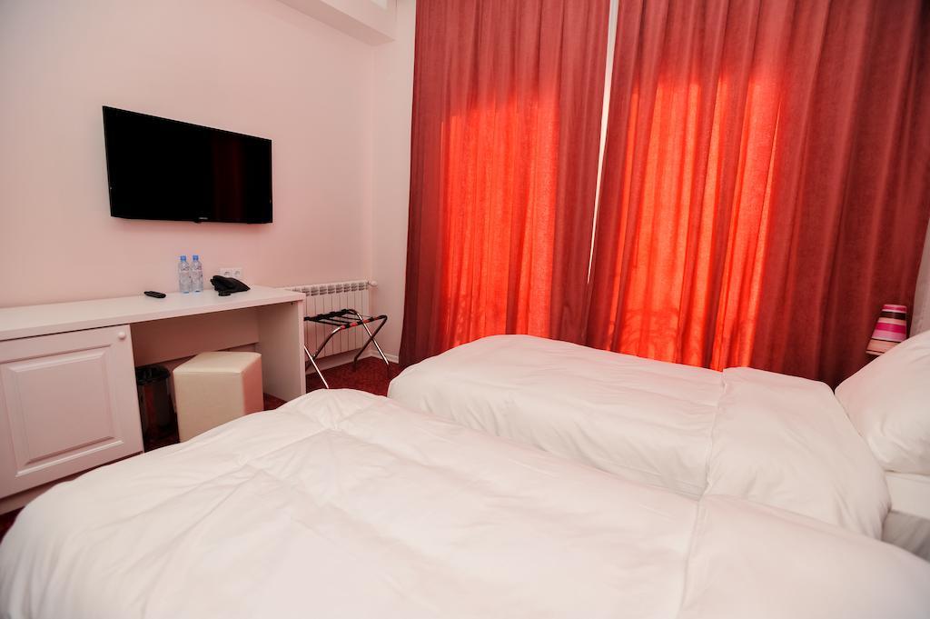 Hotel Piazza Four Colours Batumi Zimmer foto