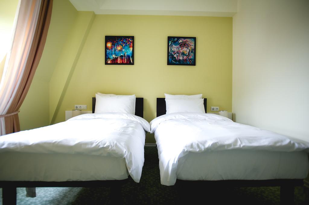 Hotel Piazza Four Colours Batumi Zimmer foto