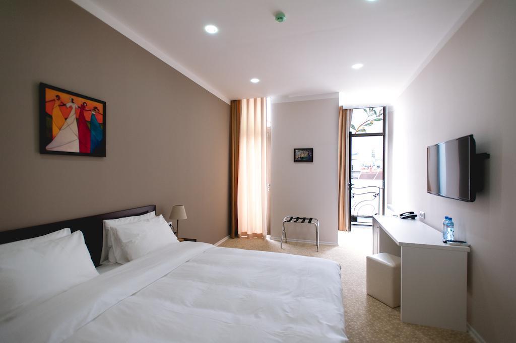 Hotel Piazza Four Colours Batumi Zimmer foto